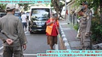 画像シリーズ193「マスク未着用の市民は道路清掃の制裁を受ける」”Warga Tak Pakai Masker Disanksi Menyapu Jalanan”