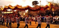浅草へ、おりしも浅草寺の再建の記念日、金竜の舞が見られた