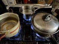 3つの鍋で湯を沸かす