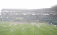また甲子園の巨人戦は2日連続の中止に。試合開始直前、突然の強雨でグランドが水浸しに。うーんこれで３試合連続雨か。