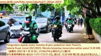 画像シリーズ964「タムリン通りの歩行者専用道路を占拠するオートバイ ドライバーの無謀な行動」 “Aksi Nekat Pemotor Serobot Jalur Pejalan Kaki di Thamrin”