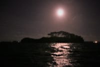 小船から月見・・・揺れる波の上に映る中秋の名月を撮る