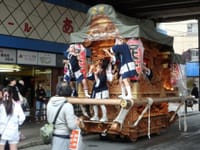 ☆雨など吹き払う熱気に包まれ地域の祭りが再開【東大阪ふれあい祭り】