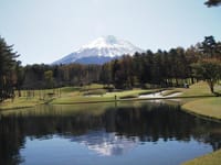【初夏の鳴沢ゴルフ倶楽部】で美しい富士山を。