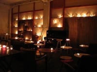 スローカフェで蝋燭の灯りのライブ　「くらやみカフェ」　と自然食プレート