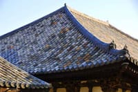 あの蘇我馬子も眺めただろう古瓦・・・古い町並みを残す奈良町の一角に建つ「元興寺」へ。　　　　　　　　　　　　　　　　　　　　　　　　『春鹿』で奈良の本物の日本酒を味わってみませんか？