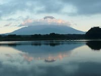 やっぱり富士山でしょう！！子抱富士を眺めながらのんびりまったり、夜はもちろん焚き火を囲んで至福の時間…in　精進湖