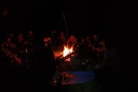 有峰森林文化村内カラマツ林の美しい冷タ谷で焚火キャンプ