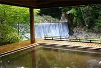 紅葉の滝見温泉と藁葺き集落でそば打ち体験