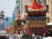 暑い京都の祇園祭の部屋へ、どうぞ