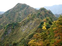 低山ですがタフな山『光明山ー新潟県』に紅葉と大スラブを見に行く（一般向き、ただし岩稜のトラバースあり）