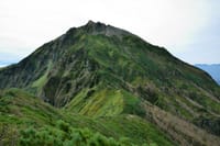 東大雪山系の最高峰 ニペソツ山(2013m)