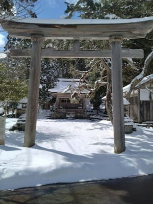 雪晴れの神社　①