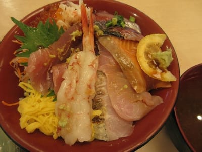 　金谷港の海鮮丼　お刺身の量が多くてとっても美味しゅうございました　1580円