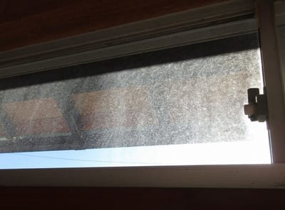 ひどいでしょ【><。】 これが気になっていたの。お台所の天窓がドロドロ～　脚立を立てて拭きました