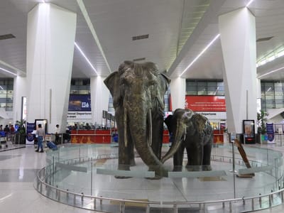 デリー空港ターミナル３の搭乗ロビー　象の親子がお出迎え