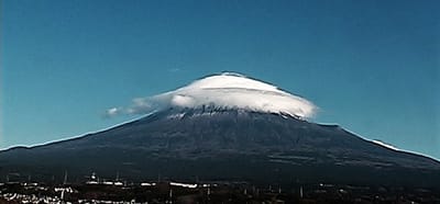 　　　🗻 富士山に笠雲　山頂がすっぽり覆われる !