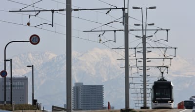 富山の鉄道春景色2021　立山の雪稜線は？