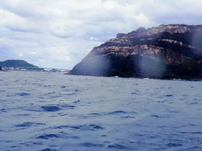 海からの迫力の海食崖と地層・・・慶留間島 (5島巡りツアー３日目) 2   2023年１月29日