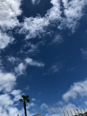 雲の合間の青空
