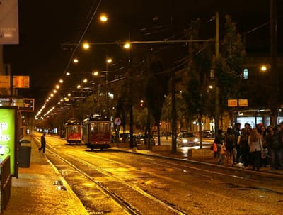 リスボン散歩60　夜の路面電車の停留所