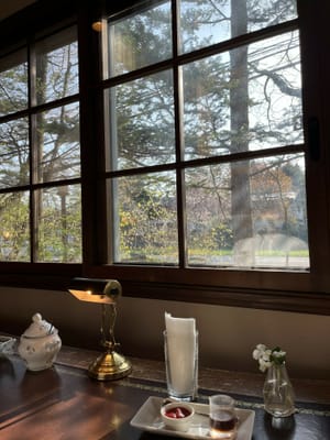 カフェも窓の外も素敵