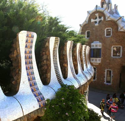 バルセロナ散歩　グエル公園7　外壁のモザイク・タイル