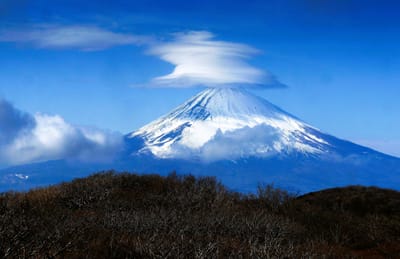 🗻【富士山にかかる雲と、天気の関係】笠をかぶると雨 !?　「笠雲」と「つるし雲」　雲の種類で予報できる？