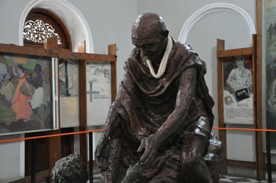 ガンジー銅像