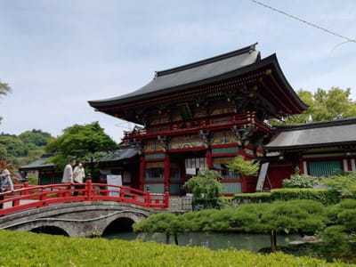 「神池と太鼓橋と楼門」  これで最後  祐徳稲荷神社    (ハウステンボスと絶景ツアー１日目)     2023年５月11日