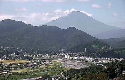 🗻 富士山に "笠雲" 出現 !　ゆっくり天気は下り坂に