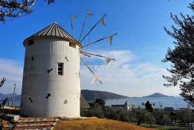 ギリシャ風車と瀬戸内海