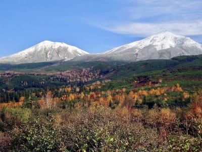 紅葉と新雪の美瑛岳