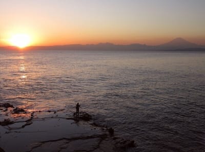 夕日が伊豆半島に沈む　富士山のすぐ隣の尖ったのが金時山