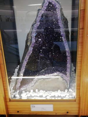 巨大な紫水晶　岩石編①−３　　福井県立恐竜博物館　　（福井の絶景めぐりツアー２日目）　2023年８月23日
