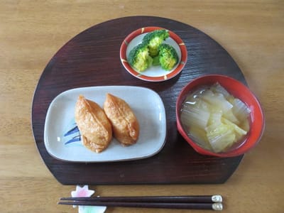 稲荷寿司と白菜の味噌汁