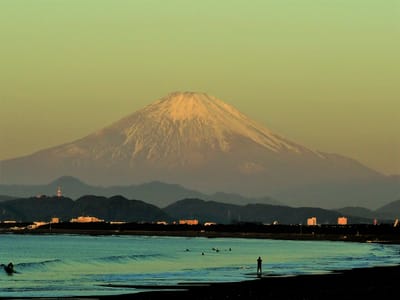 2022年10月27日の夜明けの富士山(鵠沼海岸)