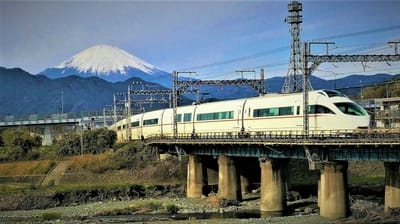 小田急電鉄の白いロマンスカー・VSE、独特の構造が引退の理由に、 2022年3月11日をもって定期運用を終了 !!