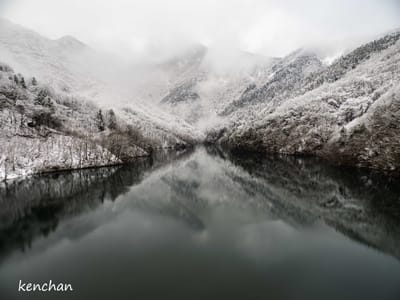 冬のダム湖