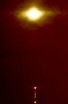 スカイツリーの真上に昇った朧満月