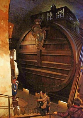 大きなワイン樽