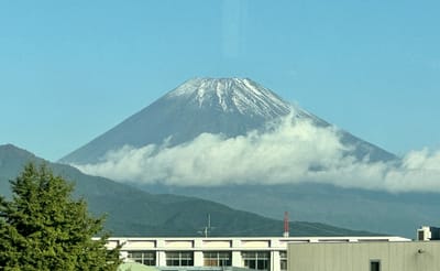 冠雪し始めた富士山
