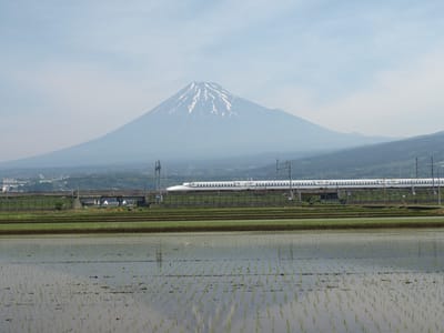 疾走する新幹線、田植えの終わった田んぼに逆さ富士です。