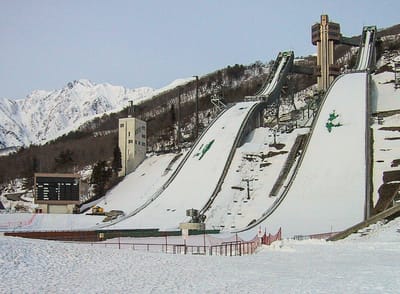白馬オリンピックジャンプ台と五竜岳