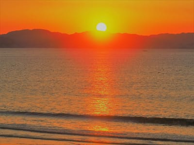2022年10月31日の朝陽が昇る(片瀬東浜)