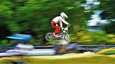全日本自転車競技選手権大会で小さくジャンプする選手（流し撮り）