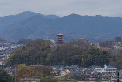 高尾方面　五重塔は京王線山田駅近くの雲龍寺
