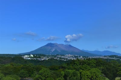 真っ青な空と静かな桜島
