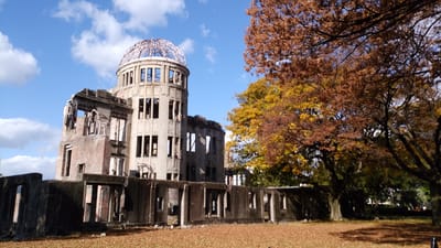世界遺産の広島原爆ドームと紅葉