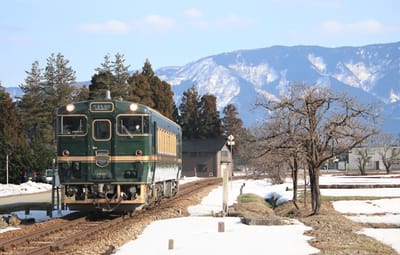 富山の鉄道冬景色　城端線観光列車ベルモンタが走る！